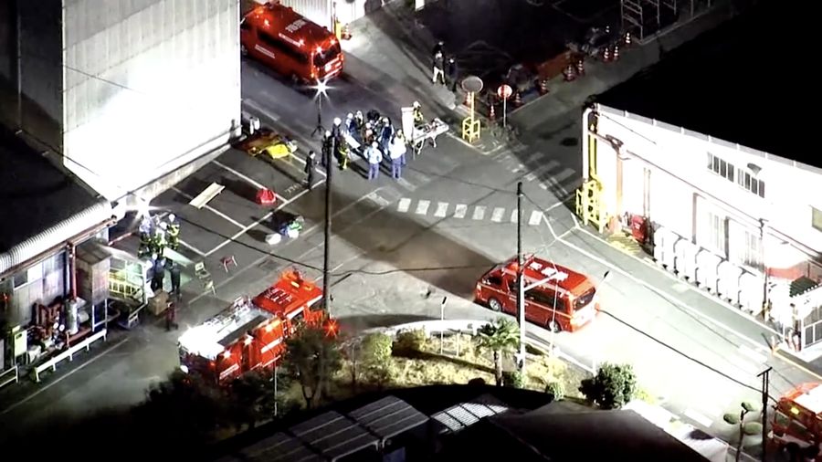 Sedikitnya 15 orang terluka dalam serangan penusukan di sebuah pabrik karet di kota Mishima, Jepang tengah, pada Jumat (26/12/2025). (Tangkapan Layar Video Reuters/NIPPON TV / JAPAN)