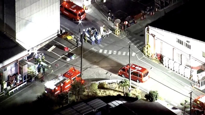 Sedikitnya 15 orang terluka dalam serangan penusukan di sebuah pabrik karet di kota Mishima, Jepang tengah, pada Jumat (26/12/2025). (Tangkapan Layar Video Reuters/NIPPON TV / JAPAN)