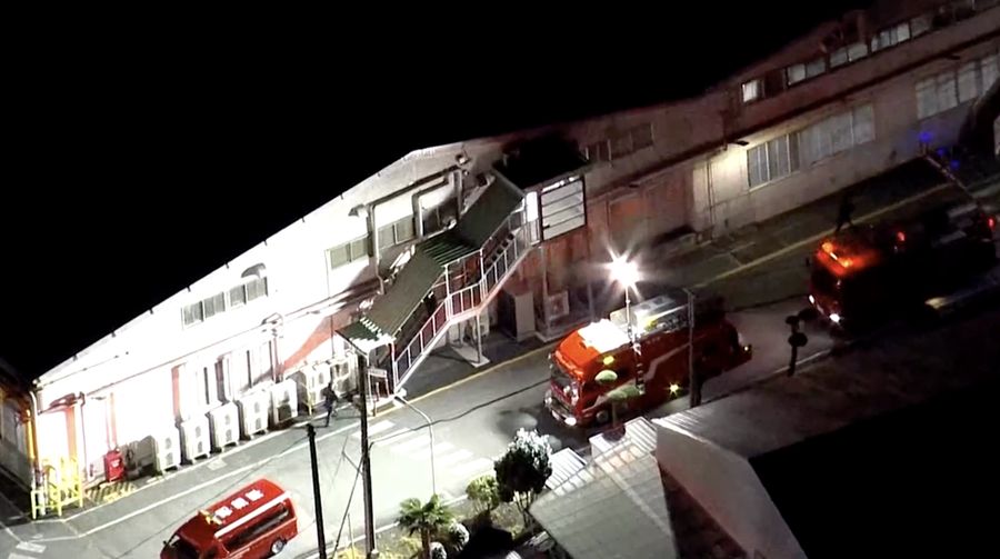 Sedikitnya 15 orang terluka dalam serangan penusukan di sebuah pabrik karet di kota Mishima, Jepang tengah, pada Jumat (26/12/2025). (Tangkapan Layar Video Reuters/NIPPON TV / JAPAN)