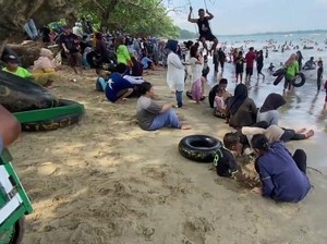 H+1 Natal, Pantai Carita Pandeglang Diserbu Wisatawan