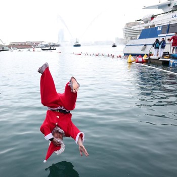 Potret Perayaan Natal Unik, Ramai-ramai Berkostum Santa Nyebur ke Laut