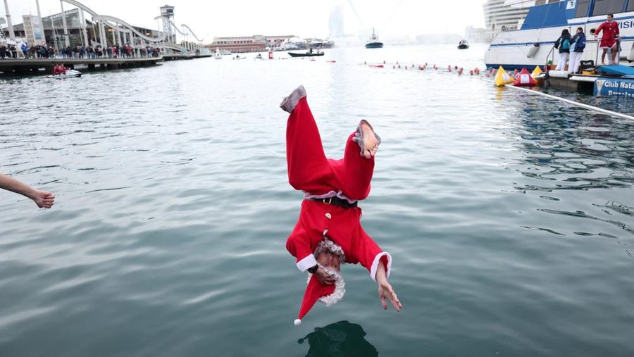 Orang-orang yang berpakaian seperti Santa Claus bersiap untuk melompat ke Laut Mediterania selama perlombaan renang Copa Nadal (Piala Natal) di Barcelona, ​​Spanyol. 25 Desember 2025. (REUTERS/Bruna Casas)