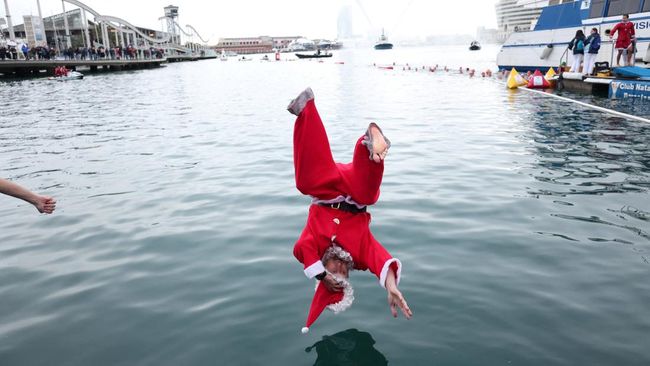 Potret Perayaan Natal Unik, Ramai-ramai Berkostum Santa Nyebur ke Laut