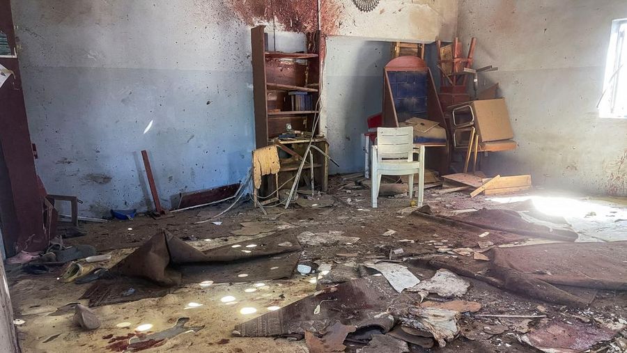 Para anggota Palang Merah Nigeria bersiap membersihkan puing-puing dan mengumpulkan sisa-sisa jenazah yang berserakan akibat ledakan di dalam Masjid Jumaat Al-Adum sehari setelah ledakan menghantam masjid tersebut setelah salat Maghrib di dekat Pasar Gamboru di Maiduguri, Negara Bagian Borno, Nigeria, 25 Desember 2025. (REUTERS/Ahmed Kingimi)