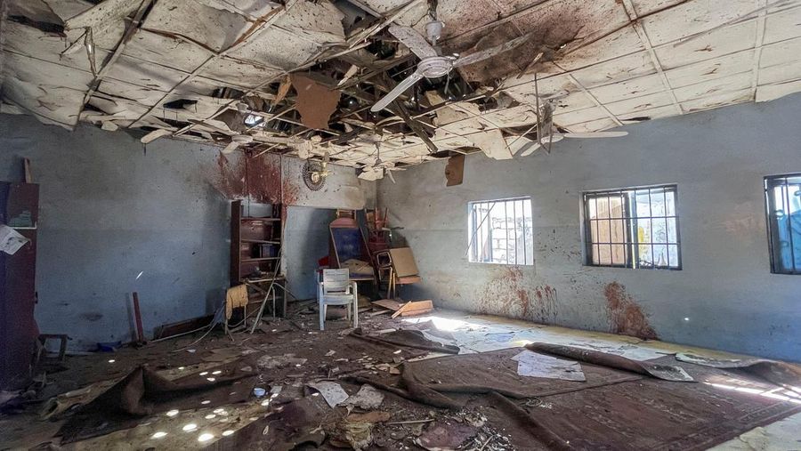 Para anggota Palang Merah Nigeria bersiap membersihkan puing-puing dan mengumpulkan sisa-sisa jenazah yang berserakan akibat ledakan di dalam Masjid Jumaat Al-Adum sehari setelah ledakan menghantam masjid tersebut setelah salat Maghrib di dekat Pasar Gamboru di Maiduguri, Negara Bagian Borno, Nigeria, 25 Desember 2025. (REUTERS/Ahmed Kingimi)