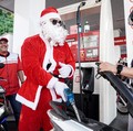 Suasana Natal, Pertamina Hadirkan Sinterklas di SPBU Manado