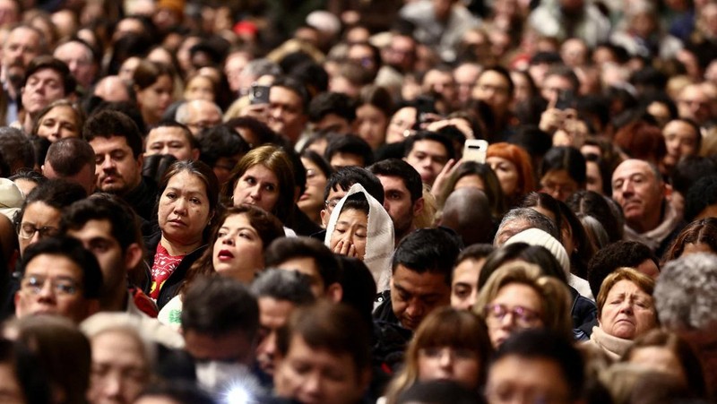 Paus Leo XIV merayakan Misa Malam Natal di Basilika Santo Petrus di Vatikan, 24 Desember 2025. (REUTERS/Guglielmo Mangiapane)