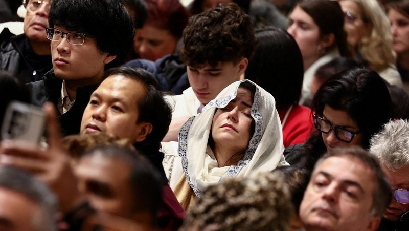 Paus Leo XIV merayakan Misa Malam Natal di Basilika Santo Petrus di Vatikan, 24 Desember 2025. (REUTERS/Guglielmo Mangiapane)