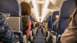 Risiko Fatal di Balik Tren Viral Duduk Meringkuk di Pesawat
