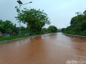 Air Coklat Berlumpur dari Bukit Penuhi Jalan di Mandalika