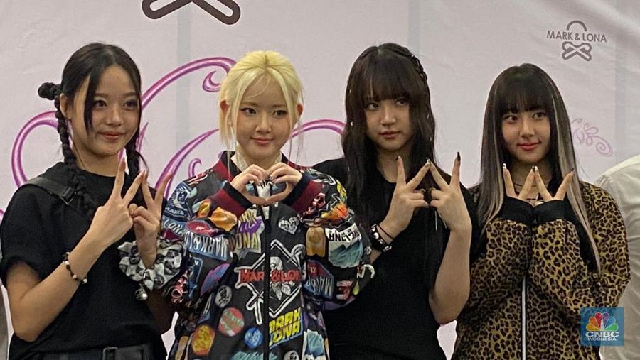 Girl grup Korea VVUP perdana menyapa penggemar Indonesia di Lippo Mall Puri, Jakarta Barat, Jumat (26/12/2025) sore. (CNBC Indonesia/Fergi Nadira)