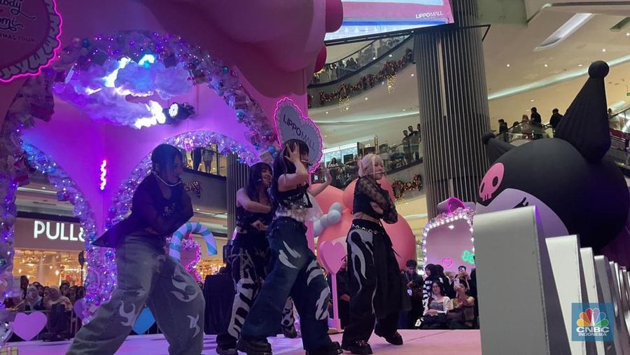 Girl grup Korea VVUP perdana menyapa penggemar Indonesia di Lippo Mall Puri, Jakarta Barat, Jumat (26/12/2025) sore. (CNBC Indonesia/Fergi Nadira)
