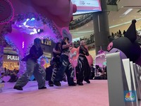 Girl grup Korea VVUP perdana menyapa penggemar Indonesia di Lippo Mall Puri, Jakarta Barat, Jumat (26/12/2025) sore. (CNBC Indonesia/Fergi Nadira)