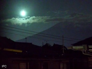 Video Penampakan Bola Api Melintasi Langit Malam Jepang