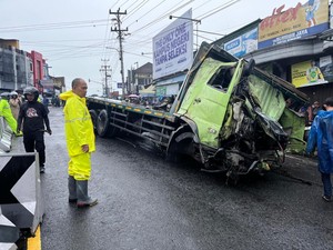 Tronton Muatan Keramik Ngeblong Hantam Tugu di Kertek Wonosobo