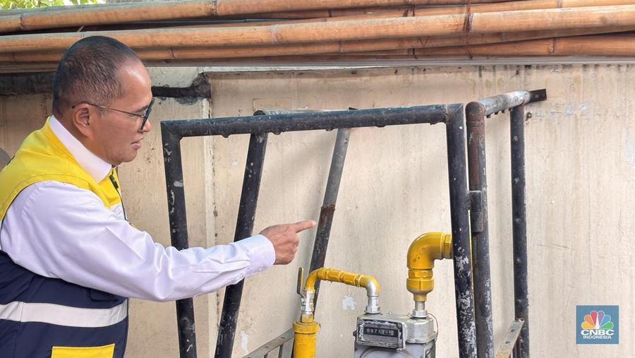 Kepala BPH Migas Wahyudi Anas meninjau penggunaan gas pipa/jargas di Rumah Sakit William Booth, Surabaya. Jumat (26/12/2025). (CNBC Indonesia/Firda Dwi Muliawati)