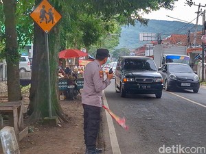 Urai Kepadatan di Ciwidey, Polisi Lakukan 7 Kali One Way di Dua Titik
