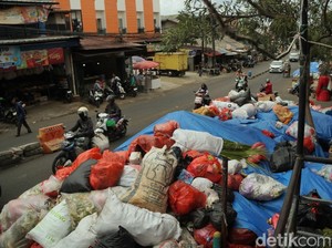 Warga Ciputat Protes Sampah Tak Diangkut Berminggu-minggu: Bau-Banyak Belatung