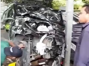 Mobil Seruduk Avanza Parkir-Warga di Poros Pallangga Gowa, 2 Orang Luka