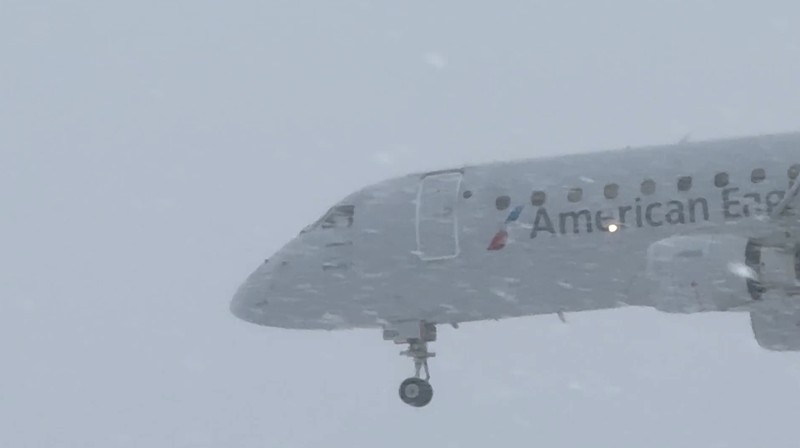 Sebuah pesawat Delta Air Lines bersiap lepas landas saat badai musim dingin di Bandara Internasional Greater Rochester di Rochester, New York, AS, 26 Desember 2025, dalam cuplikan layar yang diperoleh dari video media sosial. (Joseph Frascati/via REUTERS)
