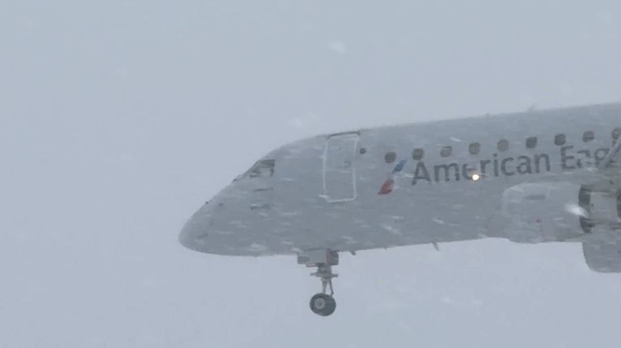 Sebuah pesawat Delta Air Lines bersiap lepas landas saat badai musim dingin di Bandara Internasional Greater Rochester di Rochester, New York, AS, 26 Desember 2025, dalam cuplikan layar yang diperoleh dari video media sosial. (Joseph Frascati/via REUTERS)