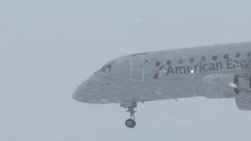 Sebuah pesawat Delta Air Lines bersiap lepas landas saat badai musim dingin di Bandara Internasional Greater Rochester di Rochester, New York, AS, 26 Desember 2025, dalam cuplikan layar yang diperoleh dari video media sosial. (Joseph Frascati/via REUTERS)