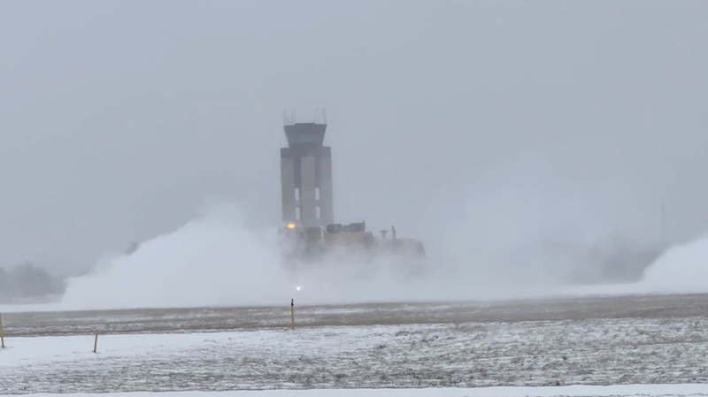 Sebuah pesawat Delta Air Lines bersiap lepas landas saat badai musim dingin di Bandara Internasional Greater Rochester di Rochester, New York, AS, 26 Desember 2025, dalam cuplikan layar yang diperoleh dari video media sosial. (Joseph Frascati/via REUTERS)