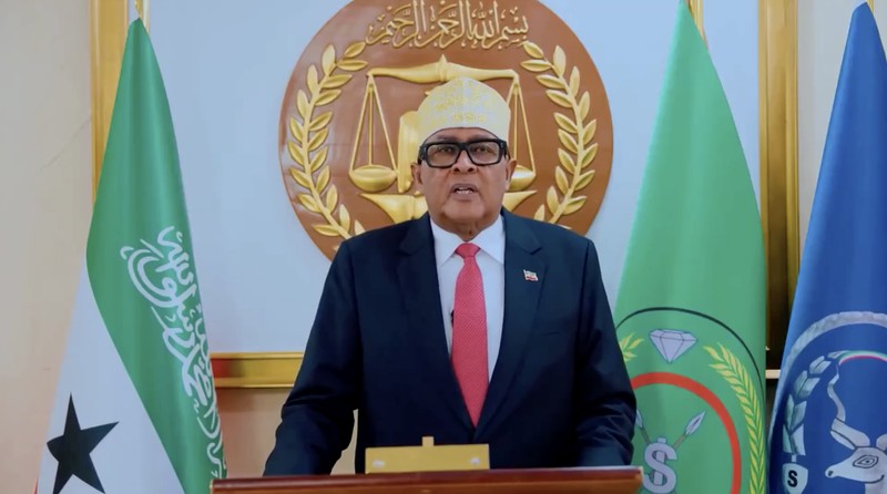 Warga Somalia bereaksi setelah Israel menjadi negara pertama yang secara resmi mengakui Republik Somaliland yang memproklamirkan diri sebagai negara merdeka dan berdaulat, sebuah keputusan yang dapat membentuk kembali dinamika regional dan menguji penentangan Somalia yang telah lama terhadap pemisahan diri, di Mogadishu, Somalia, 27 Desember 2025. (REUTERS/Feisal Omar)