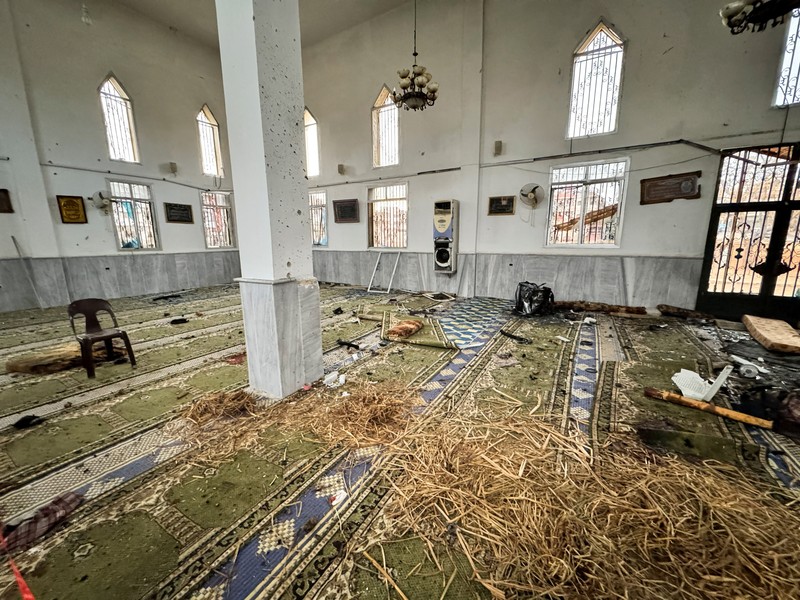 Pasukan keamanan Suriah berdiri di dalam masjid yang rusak setelah beberapa orang tewas dalam ledakan di sebuah masjid milik sekte minoritas Alawite, seperti yang dilaporkan oleh Kantor Berita Arab Suriah (SANA), di Homs, Suriah, 26 Desember 2025. (REUTERS/Ali Ahmed al-Najjar)