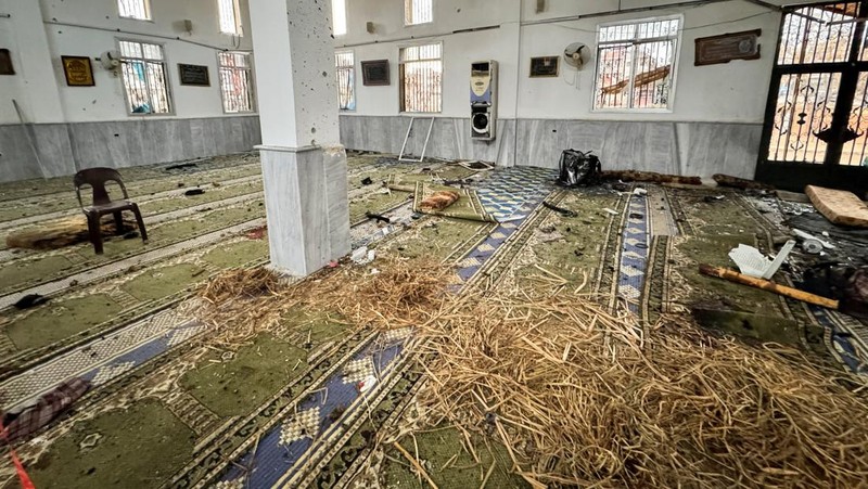 Pasukan keamanan Suriah berdiri di dalam masjid yang rusak setelah beberapa orang tewas dalam ledakan di sebuah masjid milik sekte minoritas Alawite, seperti yang dilaporkan oleh Kantor Berita Arab Suriah (SANA), di Homs, Suriah, 26 Desember 2025. (REUTERS/Ali Ahmed al-Najjar)