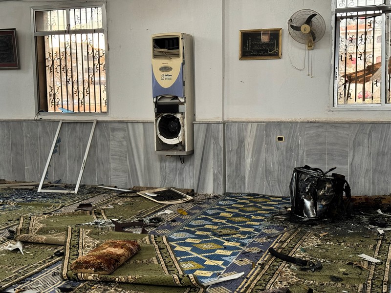 Pasukan keamanan Suriah berdiri di dalam masjid yang rusak setelah beberapa orang tewas dalam ledakan di sebuah masjid milik sekte minoritas Alawite, seperti yang dilaporkan oleh Kantor Berita Arab Suriah (SANA), di Homs, Suriah, 26 Desember 2025. (REUTERS/Ali Ahmed al-Najjar)