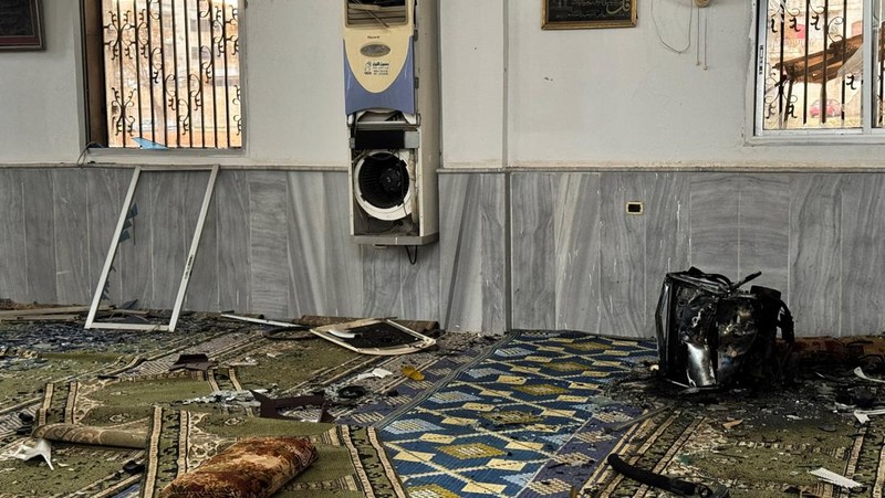 Pasukan keamanan Suriah berdiri di dalam masjid yang rusak setelah beberapa orang tewas dalam ledakan di sebuah masjid milik sekte minoritas Alawite, seperti yang dilaporkan oleh Kantor Berita Arab Suriah (SANA), di Homs, Suriah, 26 Desember 2025. (REUTERS/Ali Ahmed al-Najjar)