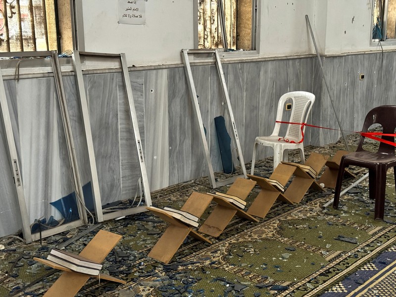 Pasukan keamanan Suriah berdiri di dalam masjid yang rusak setelah beberapa orang tewas dalam ledakan di sebuah masjid milik sekte minoritas Alawite, seperti yang dilaporkan oleh Kantor Berita Arab Suriah (SANA), di Homs, Suriah, 26 Desember 2025. (REUTERS/Ali Ahmed al-Najjar)