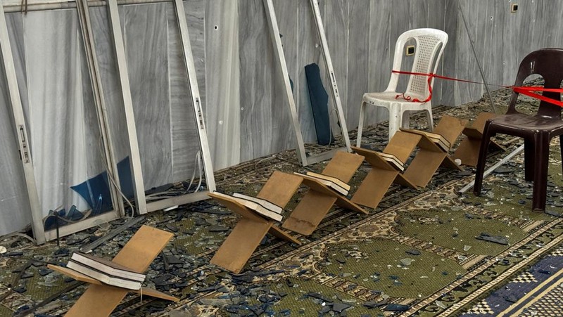 Pasukan keamanan Suriah berdiri di dalam masjid yang rusak setelah beberapa orang tewas dalam ledakan di sebuah masjid milik sekte minoritas Alawite, seperti yang dilaporkan oleh Kantor Berita Arab Suriah (SANA), di Homs, Suriah, 26 Desember 2025. (REUTERS/Ali Ahmed al-Najjar)