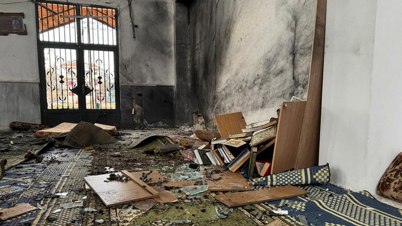 Pasukan keamanan Suriah berdiri di dalam masjid yang rusak setelah beberapa orang tewas dalam ledakan di sebuah masjid milik sekte minoritas Alawite, seperti yang dilaporkan oleh Kantor Berita Arab Suriah (SANA), di Homs, Suriah, 26 Desember 2025. (REUTERS/Ali Ahmed al-Najjar)