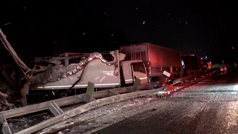 Sebuah kecelakaan beruntun besar yang melibatkan sedikitnya 56 kendaraan terjadi di jalan raya utama di Prefektur Gunma, Jepang tengah, menewaskan satu orang dan melukai 26 lainnya, lapor stasiun televisi NTV pada Sabtu (27/12/2025). (Tangkapan Layar Video Reuters/NIPPON TV/JAPAN)
