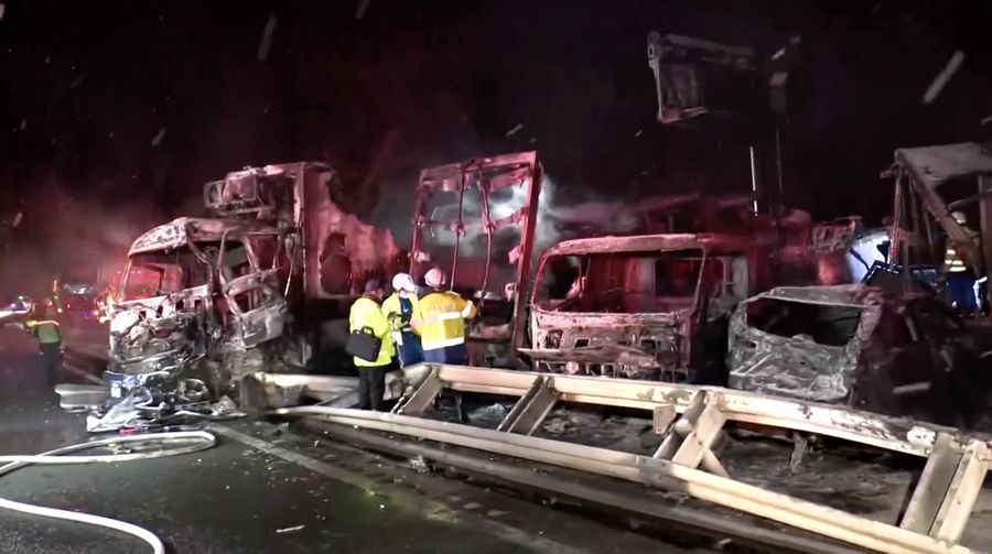 Sebuah kecelakaan beruntun besar yang melibatkan sedikitnya 56 kendaraan terjadi di jalan raya utama di Prefektur Gunma, Jepang tengah, menewaskan satu orang dan melukai 26 lainnya, lapor stasiun televisi NTV pada Sabtu (27/12/2025). (Tangkapan Layar Video Reuters/NIPPON TV/JAPAN)