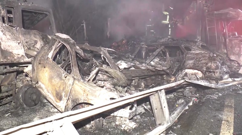 Sebuah kecelakaan beruntun besar yang melibatkan sedikitnya 56 kendaraan terjadi di jalan raya utama di Prefektur Gunma, Jepang tengah, menewaskan satu orang dan melukai 26 lainnya, lapor stasiun televisi NTV pada Sabtu (27/12/2025). (Tangkapan Layar Video Reuters/NIPPON TV/JAPAN)