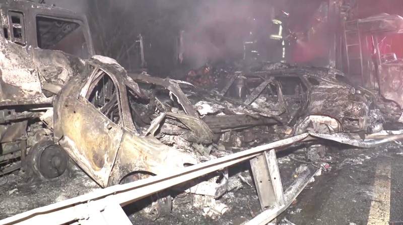 Sebuah kecelakaan beruntun besar yang melibatkan sedikitnya 56 kendaraan terjadi di jalan raya utama di Prefektur Gunma, Jepang tengah, menewaskan satu orang dan melukai 26 lainnya, lapor stasiun televisi NTV pada Sabtu (27/12/2025). (Tangkapan Layar Video Reuters/NIPPON TV/JAPAN)