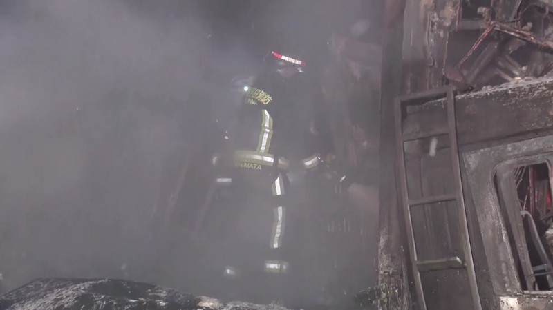 Sebuah kecelakaan beruntun besar yang melibatkan sedikitnya 56 kendaraan terjadi di jalan raya utama di Prefektur Gunma, Jepang tengah, menewaskan satu orang dan melukai 26 lainnya, lapor stasiun televisi NTV pada Sabtu (27/12/2025). (Tangkapan Layar Video Reuters/NIPPON TV/JAPAN)