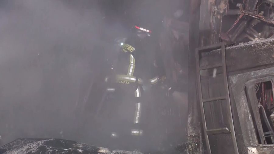 Sebuah kecelakaan beruntun besar yang melibatkan sedikitnya 56 kendaraan terjadi di jalan raya utama di Prefektur Gunma, Jepang tengah, menewaskan satu orang dan melukai 26 lainnya, lapor stasiun televisi NTV pada Sabtu (27/12/2025). (Tangkapan Layar Video Reuters/NIPPON TV/JAPAN)