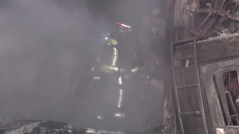 Sebuah kecelakaan beruntun besar yang melibatkan sedikitnya 56 kendaraan terjadi di jalan raya utama di Prefektur Gunma, Jepang tengah, menewaskan satu orang dan melukai 26 lainnya, lapor stasiun televisi NTV pada Sabtu (27/12/2025). (Tangkapan Layar Video Reuters/NIPPON TV/JAPAN)