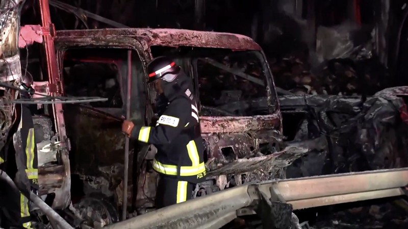 Sebuah kecelakaan beruntun besar yang melibatkan sedikitnya 56 kendaraan terjadi di jalan raya utama di Prefektur Gunma, Jepang tengah, menewaskan satu orang dan melukai 26 lainnya, lapor stasiun televisi NTV pada Sabtu (27/12/2025). (Tangkapan Layar Video Reuters/NIPPON TV/JAPAN)