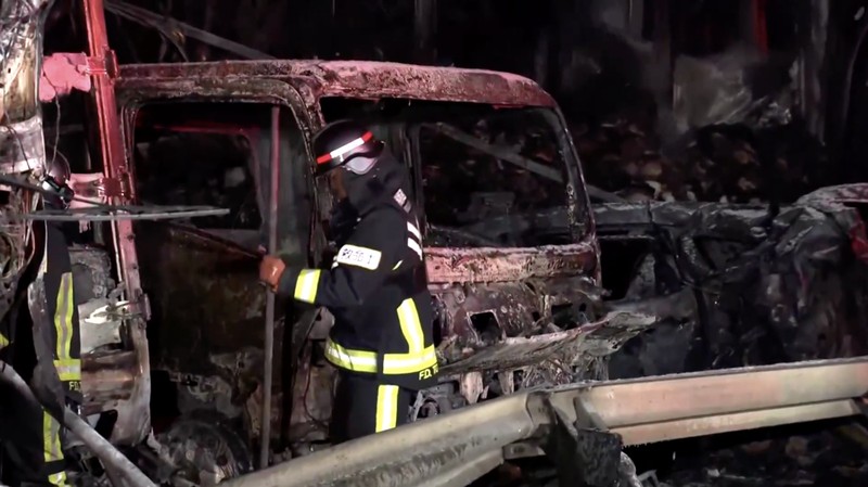 Sebuah kecelakaan beruntun besar yang melibatkan sedikitnya 56 kendaraan terjadi di jalan raya utama di Prefektur Gunma, Jepang tengah, menewaskan satu orang dan melukai 26 lainnya, lapor stasiun televisi NTV pada Sabtu (27/12/2025). (Tangkapan Layar Video Reuters/NIPPON TV/JAPAN)