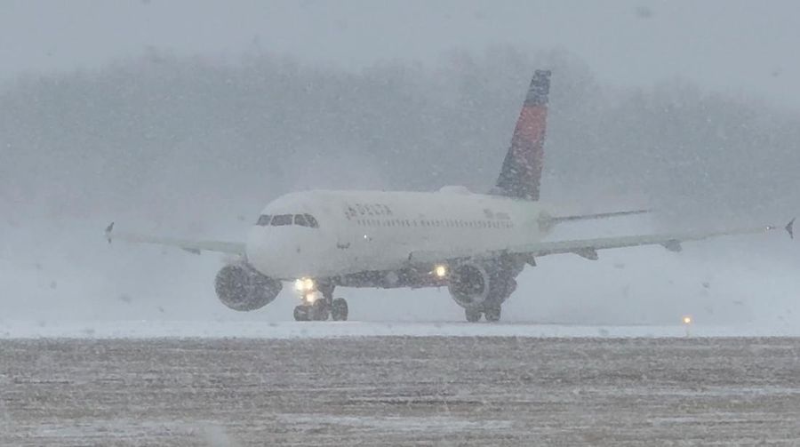 Sebuah pesawat Delta Air Lines bersiap lepas landas saat badai musim dingin di Bandara Internasional Greater Rochester di Rochester, New York, AS, 26 Desember 2025, dalam cuplikan layar yang diperoleh dari video media sosial. (Joseph Frascati/via REUTERS)