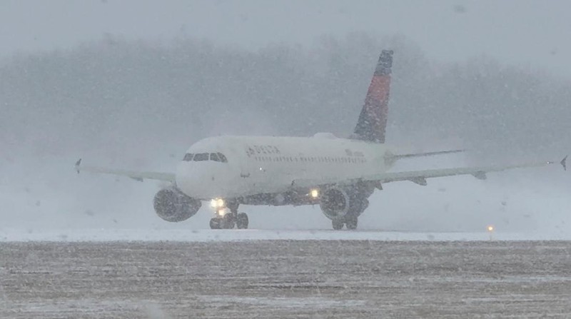 Sebuah pesawat Delta Air Lines bersiap lepas landas saat badai musim dingin di Bandara Internasional Greater Rochester di Rochester, New York, AS, 26 Desember 2025, dalam cuplikan layar yang diperoleh dari video media sosial. (Joseph Frascati/via REUTERS)
