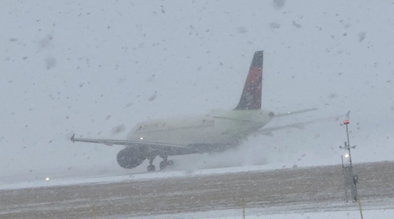 Sebuah pesawat Delta Air Lines bersiap lepas landas saat badai musim dingin di Bandara Internasional Greater Rochester di Rochester, New York, AS, 26 Desember 2025, dalam cuplikan layar yang diperoleh dari video media sosial. (Joseph Frascati/via REUTERS)
