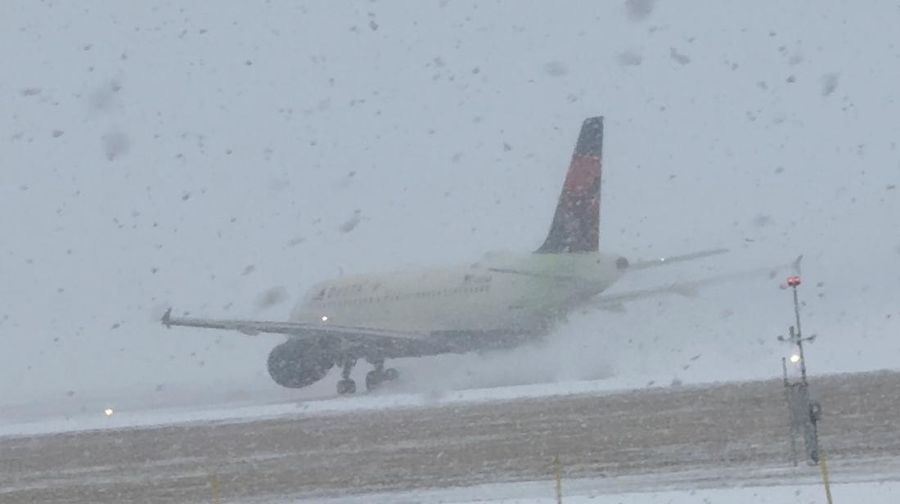 Sebuah pesawat Delta Air Lines bersiap lepas landas saat badai musim dingin di Bandara Internasional Greater Rochester di Rochester, New York, AS, 26 Desember 2025, dalam cuplikan layar yang diperoleh dari video media sosial. (Joseph Frascati/via REUTERS)