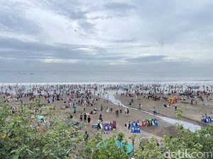 Libur Nataru, 23 Ribu Wisatawan Padati Pantai Pangandaran