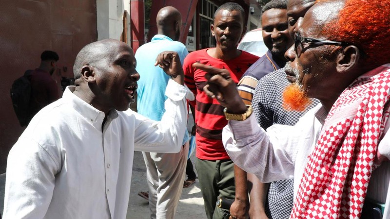 Warga Somalia bereaksi setelah Israel menjadi negara pertama yang secara resmi mengakui Republik Somaliland yang memproklamirkan diri sebagai negara merdeka dan berdaulat, sebuah keputusan yang dapat membentuk kembali dinamika regional dan menguji penentangan Somalia yang telah lama terhadap pemisahan diri, di Mogadishu, Somalia, 27 Desember 2025. (REUTERS/Feisal Omar)